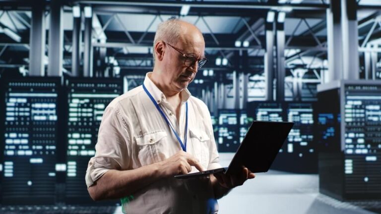 Jak osoby 50+ mogą rozpocząć karierę w IT od testowania manualnego produktów cyfrowych?